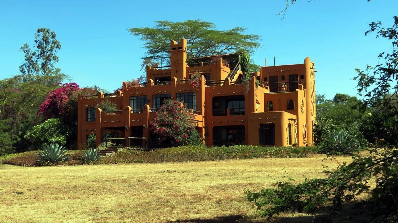 Construction of the African Heritage House started in 1989 inspired by the Great Mosque of Djenné in Mali.