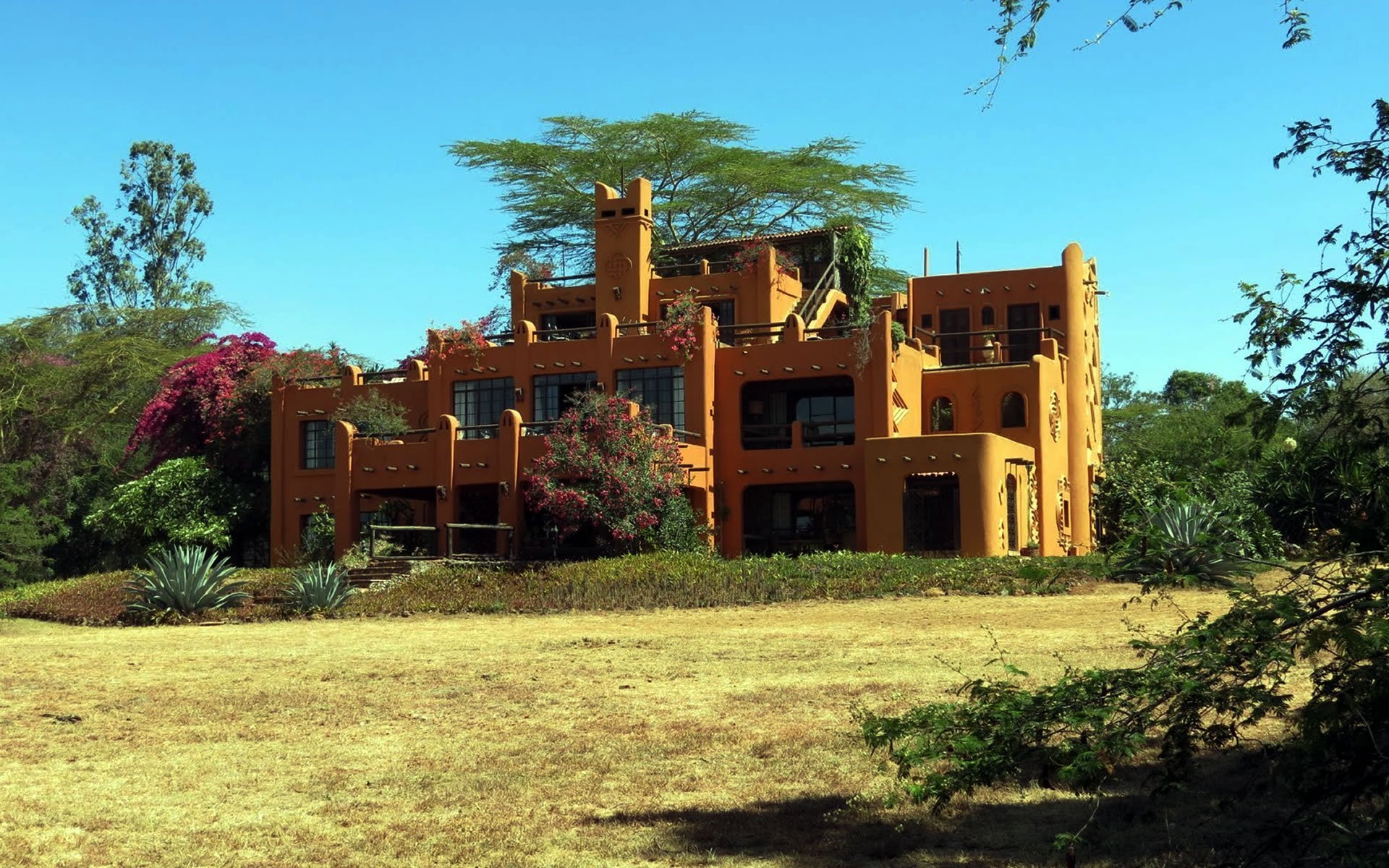 Construction of the African Heritage House started in 1989 inspired by the Great Mosque of Djenné in Mali.