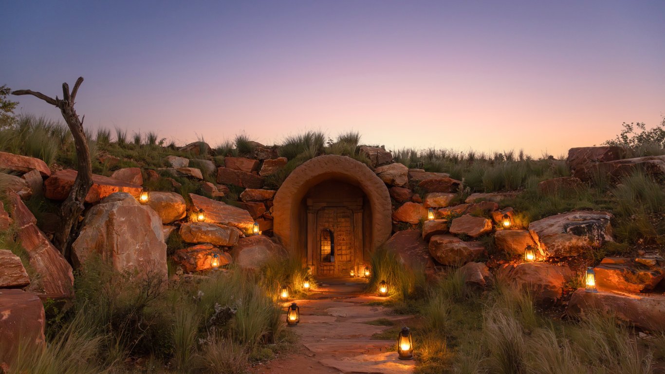 For those seeking a luxurious escape, Wild Hill Maasai Mara invites guests to indulge in comfort while being close to nature. This breathtaking private villa is nestled atop Kileleoni Hill, where the expansive views inspire rejuvenation.