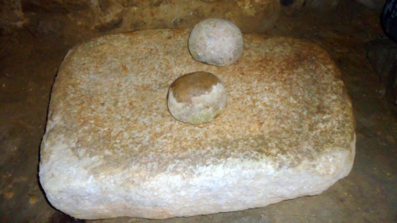 The grinding millstone, an ancient kitchen utensil, was used to grind cereals into flour.